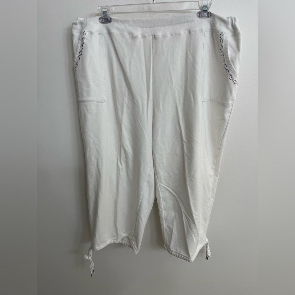 Onque Woman 3X White Crop Stretchy Pants with Textured Pocket Design.